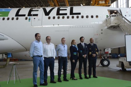 Willie Walsh (tercero por la izquierda), acompañado de Javier Sánchez Prieto, presidente de Vueling (a la izquierda) y Luis Gallego, presidente de Iberia (entre ellos), junto a tres tripulantes de Level.