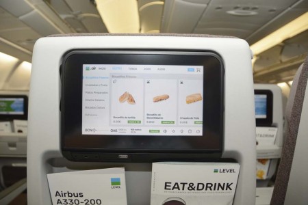 Los pasajeros pueden adquirir comidas, bebidas y productos del duty free desde la pantalla de los asientos.