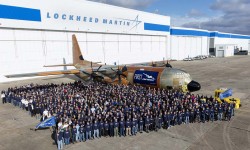 Lockheed Martin LM-100J El primer LM-100J a las puertas del hangar de producción con el personal involucrado en su montaje.
