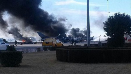 Incendio en la plataforma de Albacete tras el impacto del F-16 griego.