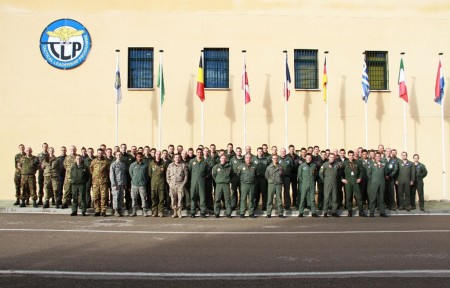 Parte de los pilotos y personal participante en el primer curso TLP de 2015 en la base aérea de Albacete. (Foto Ejército del Aire)