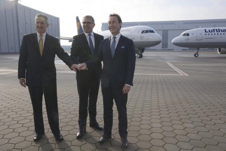 Leduc (Pratt & Whitney), Spohr (Lufthansa) y Bregier (Airbus) (de izquierda a derecha) frente a los dos primeros Airbus A320neo de Lufthansa.