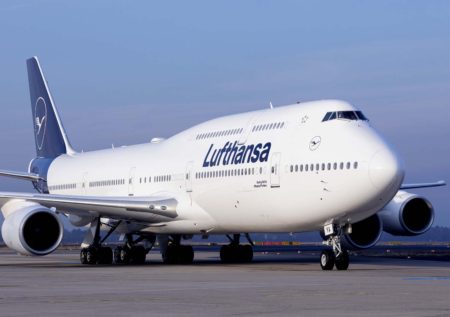 Tras la presentación el Boeing 747-8 con la nueva imagen voló a diversas ciudades alemanas.