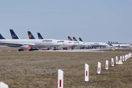 Aviones parados por Lufthansa en el aeropuerto dee Frankfurt.
