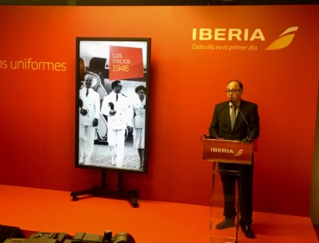 Luis Gallego durante el anuncio del ganador del concurso para el diseño de los nuevos uniformes de Iberia.