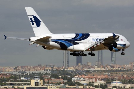 El Airbus A380 9M-MNF, el ejemplar número 100 del modelo, aterrizando en Madrid con el real Madrid a ordo al regreso de su gira de pretemporada.