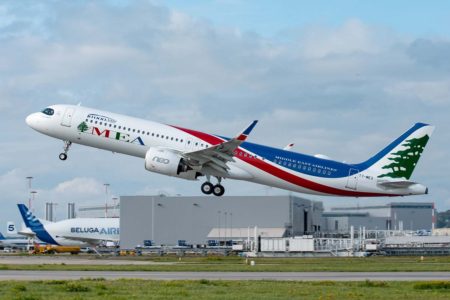 El A321 msn10.000 despegando de Toulouse hacia beirut en su vuelo de entrega. Con la entrega de su primer A321neo, MEA introdujo una nueva imagen corporativa.