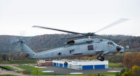 MH-60R australiano sobre el hangar donde Lockheed Martin integra los sistemas de misión de los helicópteros de la familia Sikorsky SH-60 en Owego (Nueva York, EE.UU.).