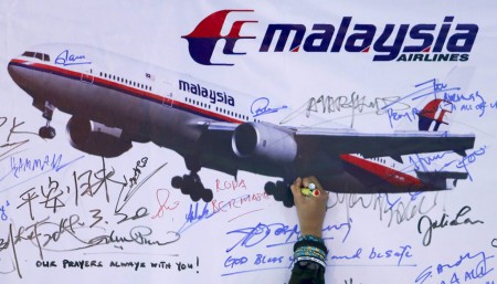 Uno de los varios murales del MH370 recordando a los ocupantes.