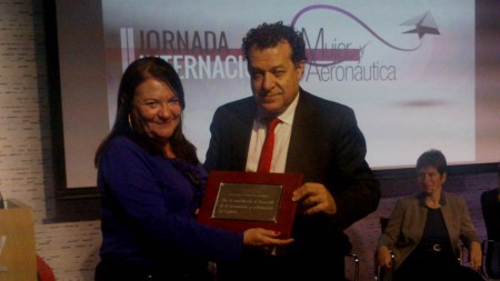 Esther Apesteguía de Fly News recoge la placa ofrecida por la SAE de manos de Juan Manuel Gallego.