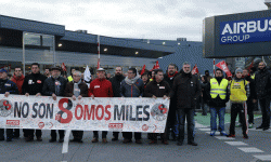 Manifestacion-frente-puerta Partidos de izquierdas y centrales sindicales apoyan a los ocho sindicalistas de Airbus juzgados en Getafe