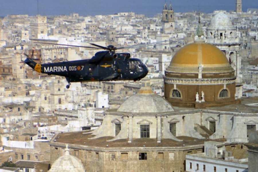 Los SH-3 llegaron pintadps de azul, y con Marina en lugar de Armada.