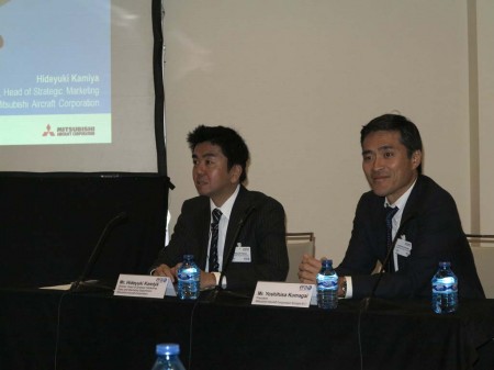 Hideyuki Kamiya, director de marketing y Yoshihisa Kumagai, presidnete de Mitsubishi Aircraft Corporation Europe, durante su rueda de prensa.