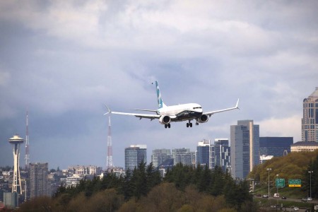 El Boeing 737 MAX 9 en larga final a Boeing Field con la ciudad de Seattle como telón de fondo.