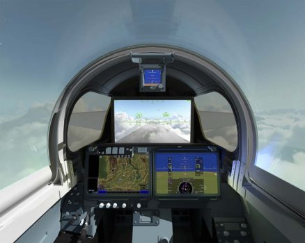 Cockpit del X-59 con la gran pantalla depresentación en lugar del habitual parabrisas.