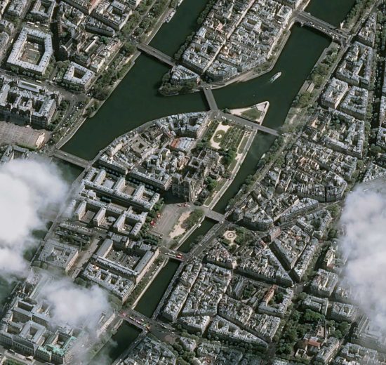 Notre Dame después de su incendio vista desde el satélite Pleiades IB.