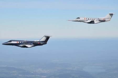 Los dos prototipos del Pilatus PC-24 volando juntos durante el primer vuelo del segundo de ellos.