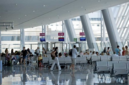 Los aeropuertos de la red de Aena incrementan su tráfico de pasajeros un  4,5 por ciento en 2014, hasta superar los 195 millones