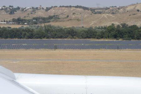 Paneles solares instalados en el aeropuerto dee Madrid-Barajas.º