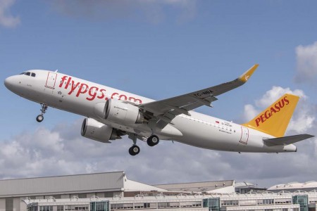 Despegue del primer Airbus A320neo de Pegasus durante un vuelo de pruebas previo a su entrega.