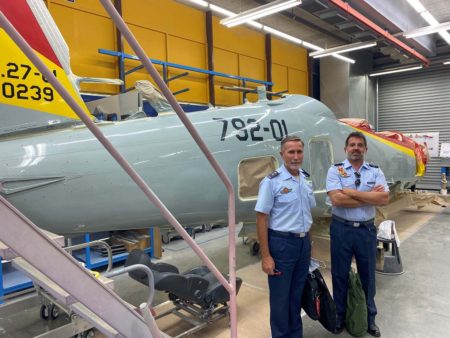 Personal del Ejército del Aire y DGAM han visitado la cadena de montaje de Pilatus en la que está el primer PC-21 español.