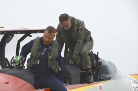 El piloto de pruebas de Pilatus Martin Mendel y el general Machés descienden del PC-21 a su llegada a San Javier.