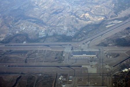 Aeropuerto de Madrid Barajas con la pista 18R/36L en la parte inferior.
