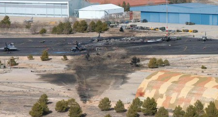 Zona del impacto inicial del F-16 griego en Albacete y la plataforma con los aviones destruidos y dañados.