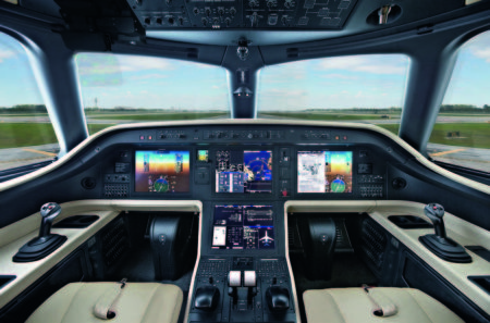 Mandos de vuelo fly-by-wire, palancas laterales de control y aviónica Rockwell Collins ProLine Fusion en los nuevos Embraer Praetor 500 y Praetor 600 .