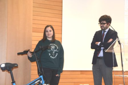 Lucía Sáez recibió como premio una bicicleta eléctrica que le entregó Raúl Medina, director general de Aviación Civil.