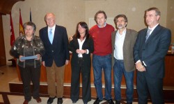 Premio_AVdig_03 Esther Apesteguía, editora de Fly News y miembro del jurado, al centro, junto a los ganadores, Pilar Vela en representación de la "Asociación de Afectados por el Vuelo JK5022", ganadora del premio por su documental sobre el accdidente de dicho vuelo (extremo izqueirdo) y Antonio Ruiz del Árbol, ganador de una mención de honor (de rojo).