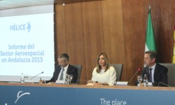 Presentación resutlados Helice De izq.a dcha: Pedro Montoya, Secretario General de Military Aircraft y Airbus Group en España; Susana Díaz, Presidenta de la Junta de Andalucía, y Antonio Gómez Guillamón, Presidente del Consejo de Acción Empresarial de Clúster HÉLICE