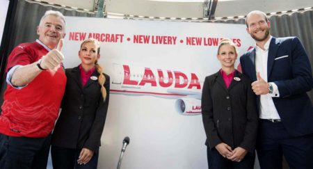 Michael O'Leary (izquierda) y Andreas Gruber, consejeros delegados de Ryanair y Laudmotion junto a las TCP Michelle Capelli, Melanie Brunner de Laudamotion en la presentación de la nueva imagen.