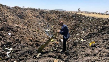 El presidente de Ethiopian Airlines entre los restos del accidente poco después del mismo.