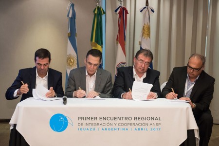 Los responsables de la gestión de servicios de navegación aérea de Argentina, Brasil, Paraguay y Uruguay firman el acuerdo de intenciones en Iguazú.