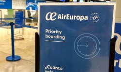 Priority Air Europa Boarding. Cartel de promoción del nuevo servicio Priority Boarding junto a los mostradores de facturación de Air Europa.