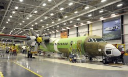 Q400_Toronto La cadena de montaje final del Bombardier Q400 está en Toronto.