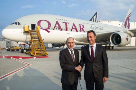 Tiempos más felices. Akbar Al Baker (izquierda) recibe el primer A380 de manos de Fabrice Bregier, entonces presidente de Airbus.