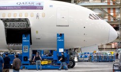 Qatar787_02 El primer Boeing 787 Dreamliner de Qatar Airways avanza en la línea de producción de Boeing en Everett.