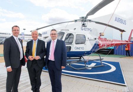 Earl Howe (al centro) ministro de Estado británico, unto a Colin James, director general de Airbus Helicopters Reino Unido (izquierda) y Nic Anderson, director general de Aire y Espacio de Quinetiq en la entrega oficial en el salón de Farnborough del primer H125 de Qinetiq
