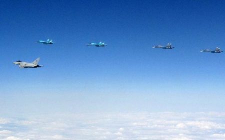 Aviones Sukhoi Su-27 y Su-30 rusos acompañados por los Eurofighter británicos.