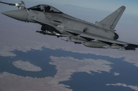 Repostaje en vuelo de un Typhoon del Escuadrón número 1 de la RAF durante una misión en Iraq.