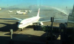 RAM 787 Barcelona La llegada del Boeing 787 CN-RGB de Royal Air Maroc a Barcelona ha sido saludada con un arco de agua.