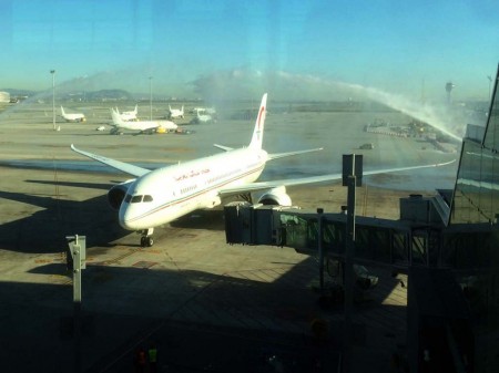La llegada del Boeing 787 CN-RGB de Royal Air Maroc a Barcelona ha sido saludada con un arco de agua.
