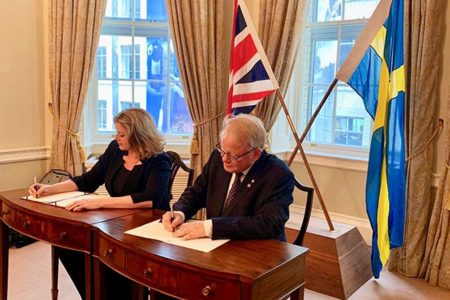 Peter Peter Hultqvist, ministro de defensa de Suecia y Penny Mordaunt, secretaria de Estado para Defensa de Reino Unido firmando el acuerdo., ministro de defensa de Suecia y Penny Mordaunt, secretaria de Estado para Defensa de Reino Unido