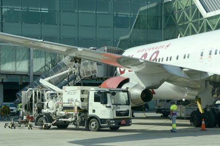 Repostaje de combustible en el aeropuerto de Barcelona El Prat.
