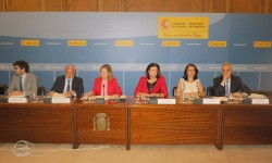 Reunion Fomento Aerolineas La minisitra de Fomento junto a directivos del ministerio y autoridades aeronáuticas en la runión con las aerolíneas.