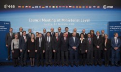 Ministros ESA Foto de familia de los ministros que se han reunido para hablar del futuro de la exploración espacial europea. El español Luis de Guindos al centro en la primera línea.