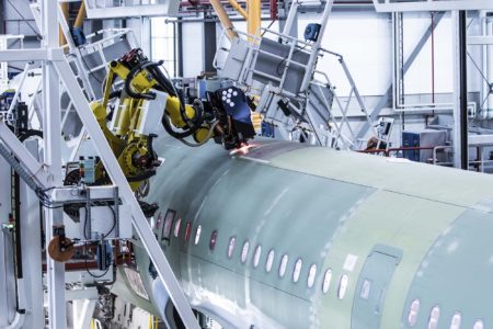 Por primera vez Airbus utiliza robots para unir las secciones del fuselaje de los aviones de la familia A320.
