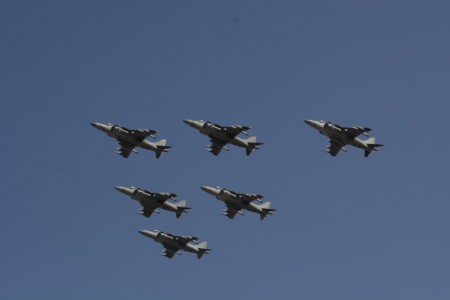 Formación de aviones Harrier de la Novena Escuadrilla participando en el desfile aéreo.